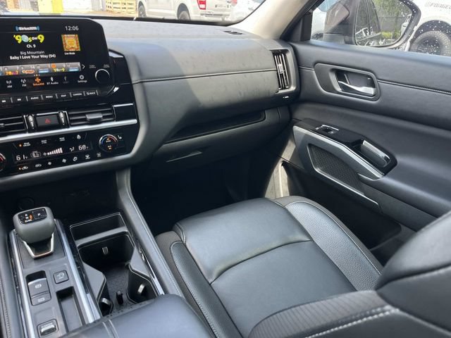 Used 2024 Nissan Pathfinder SL FWD image 18