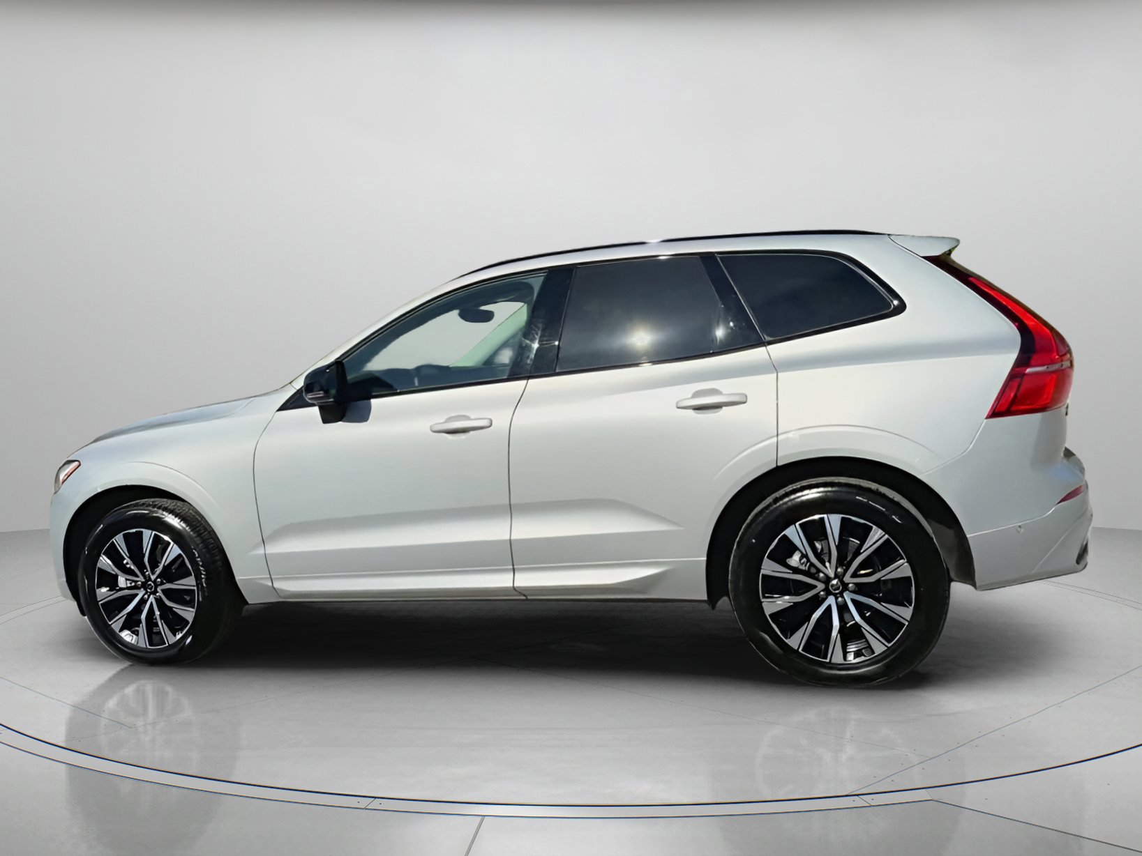 Used 2025 Volvo XC60 B5 Plus image 11