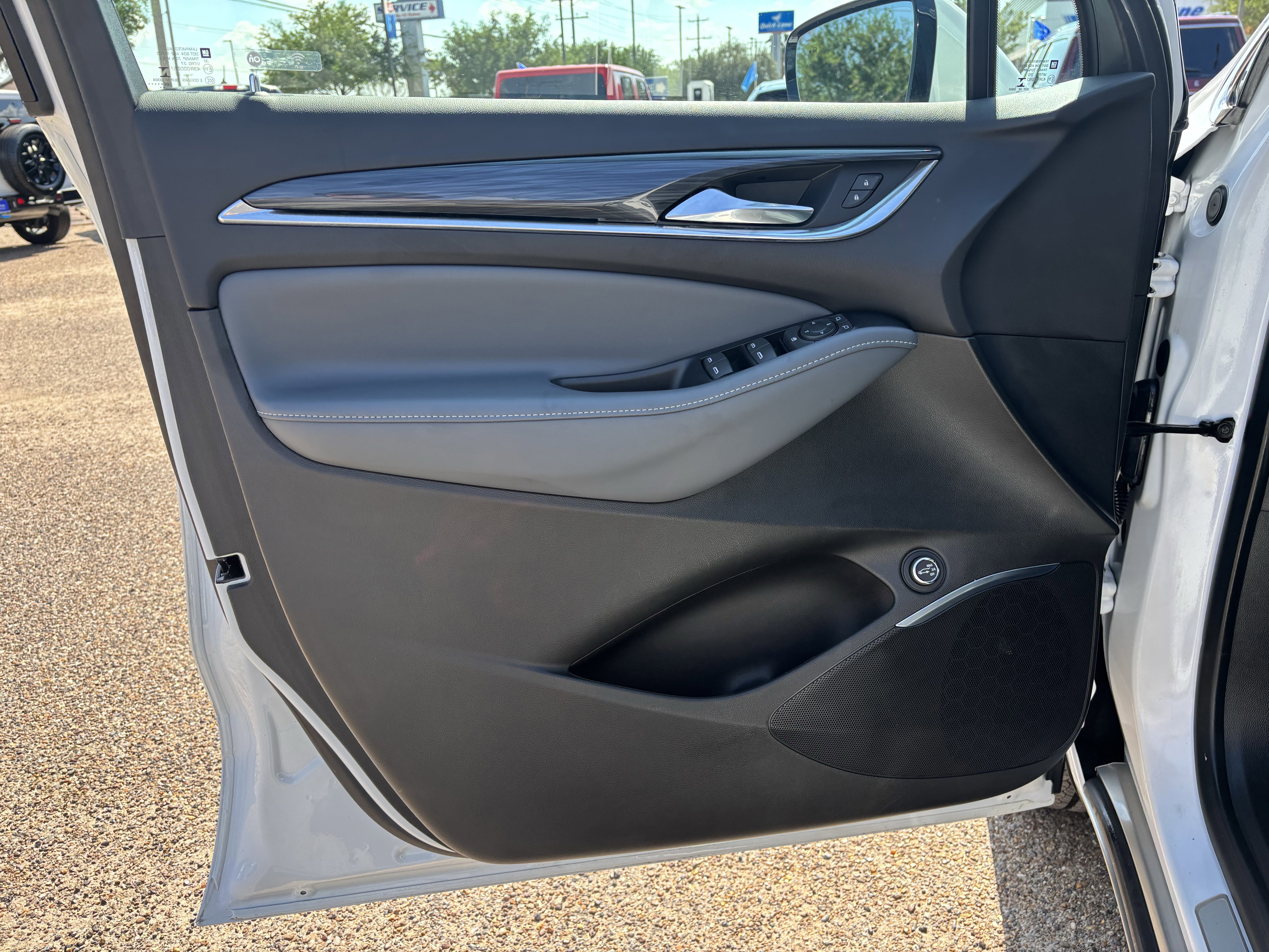 Used 2023 Buick Enclave Essence image 9