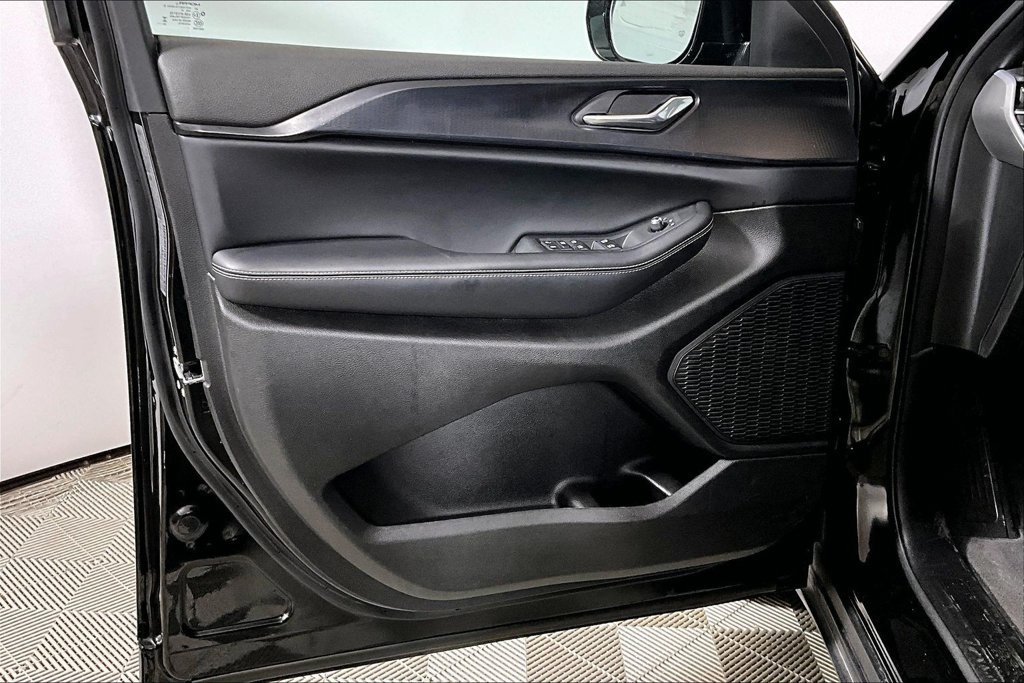 Used 2025 Jeep Grand Cherokee Altitude AWD/4WD image 18