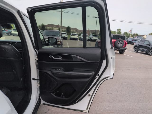 Used 2023 Jeep Grand Cherokee Altitude AWD/4WD image 16