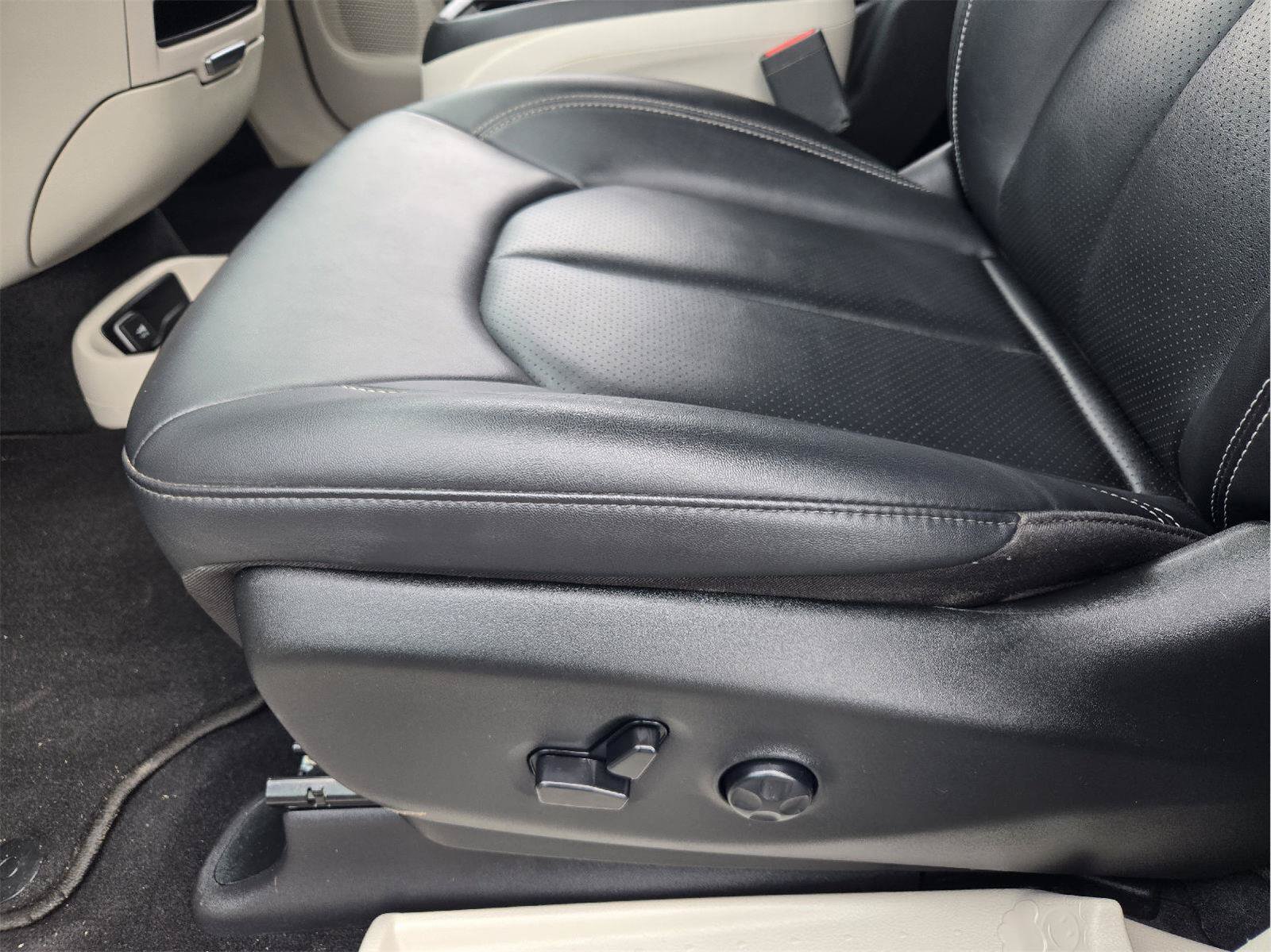 Used 2024 Chrysler Pacifica Touring-L FWD image 19