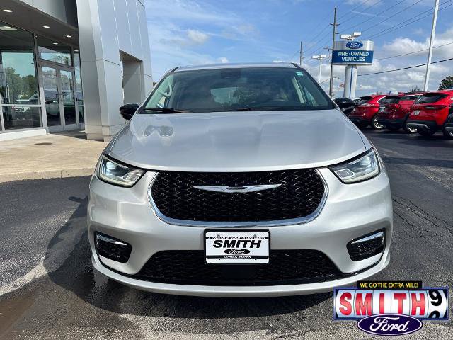 Used 2024 Chrysler Pacifica Touring-L FWD image 2