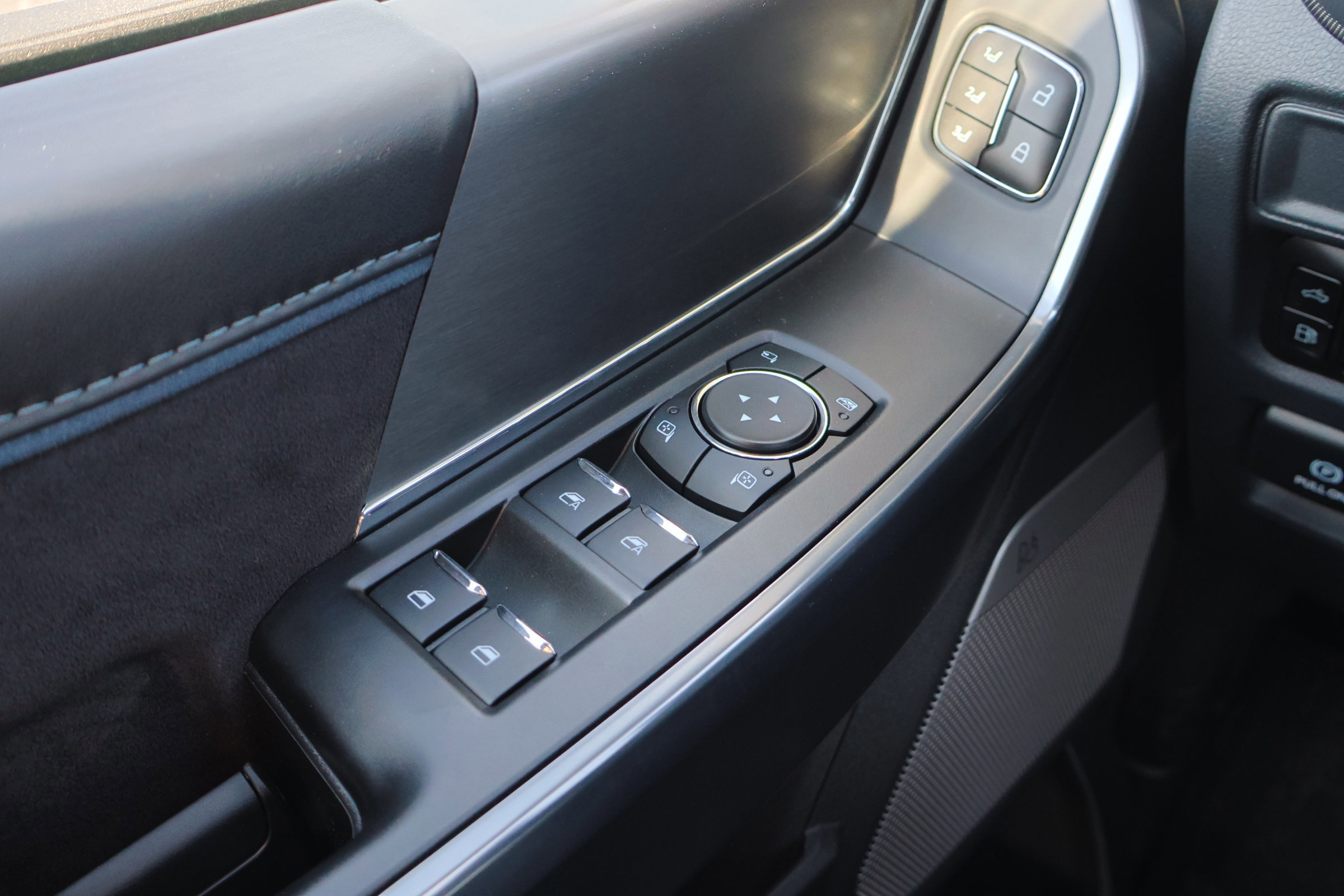 Certified 2025 Ford F150 Platinum w/ FX4 Off-Road Package image 18