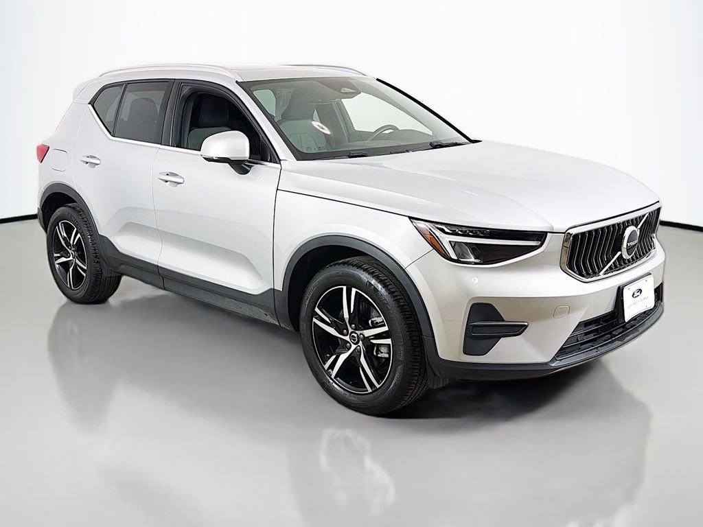 Used 2025 Volvo XC40 B5 Core AWD/4WD image 2