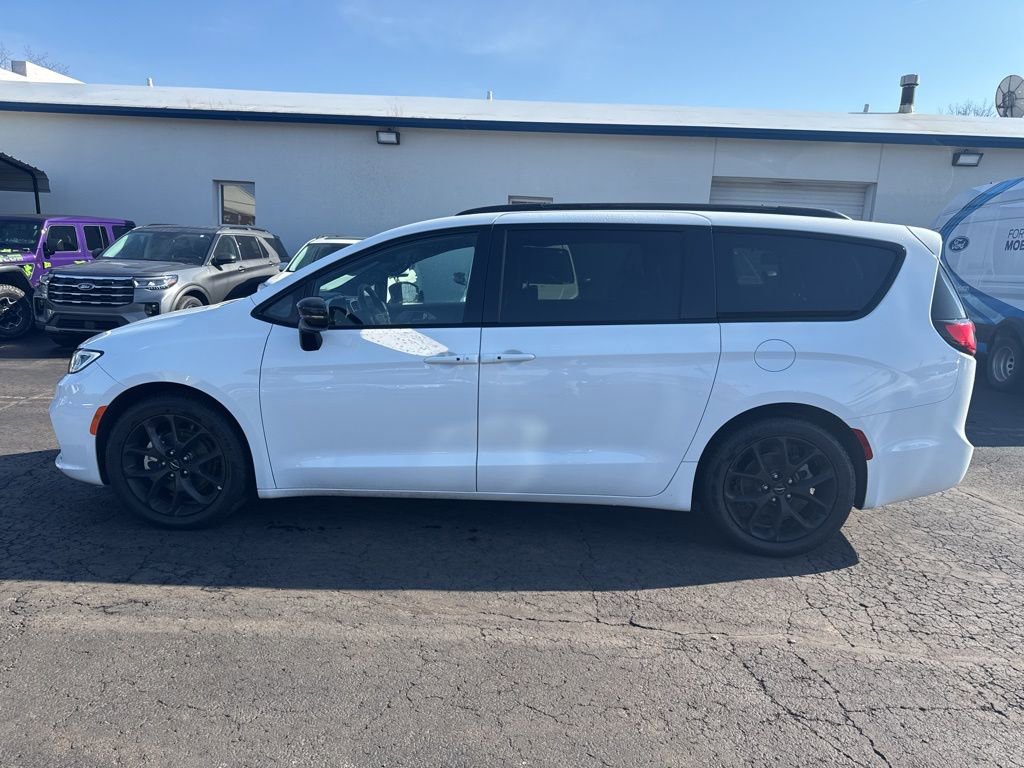 Used 2025 Chrysler Pacifica Limited image 13