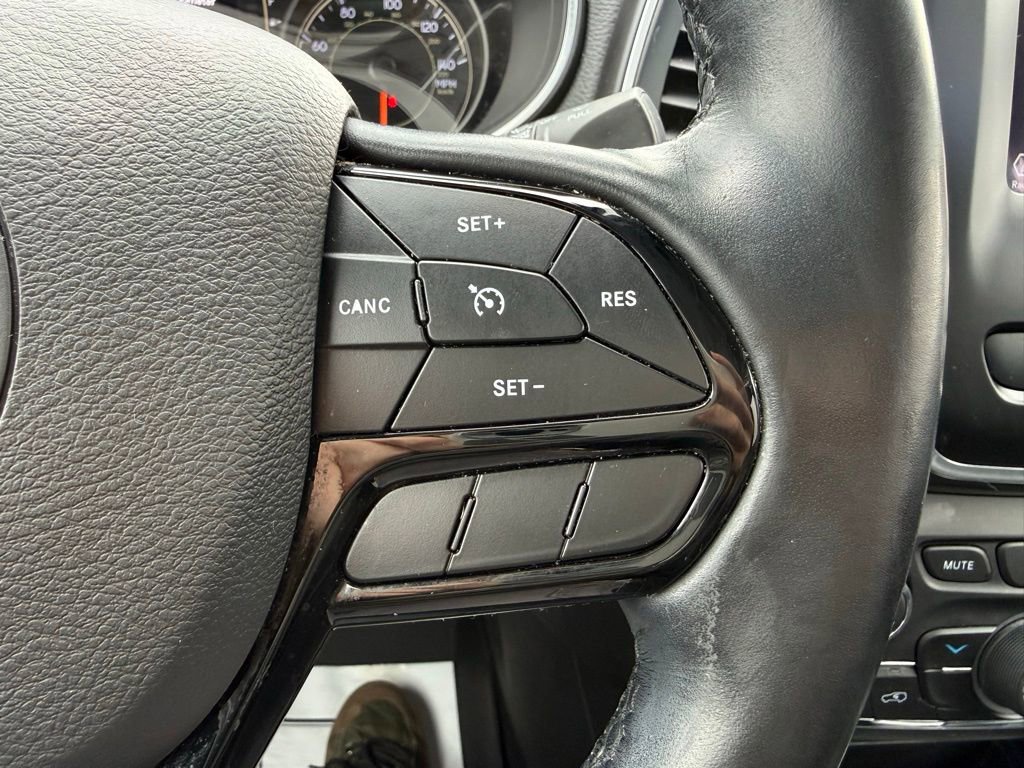 Used 2021 Jeep Cherokee Latitude Plus AWD/4WD image 17