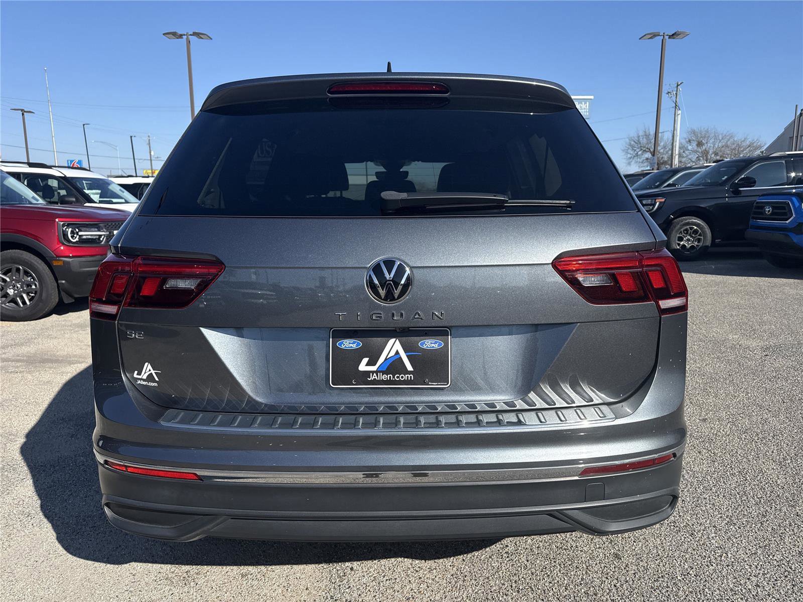 Used 2023 Volkswagen Tiguan SE image 4