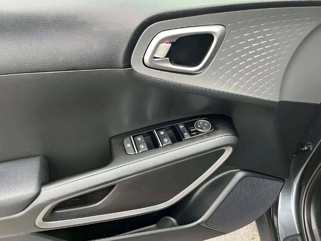 Used 2025 Kia Soul LX w/ LX Technology Package FWD image 16