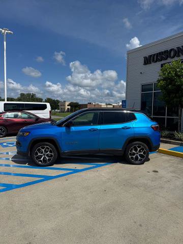 Used 2025 Jeep Compass Limited AWD/4WD image 4