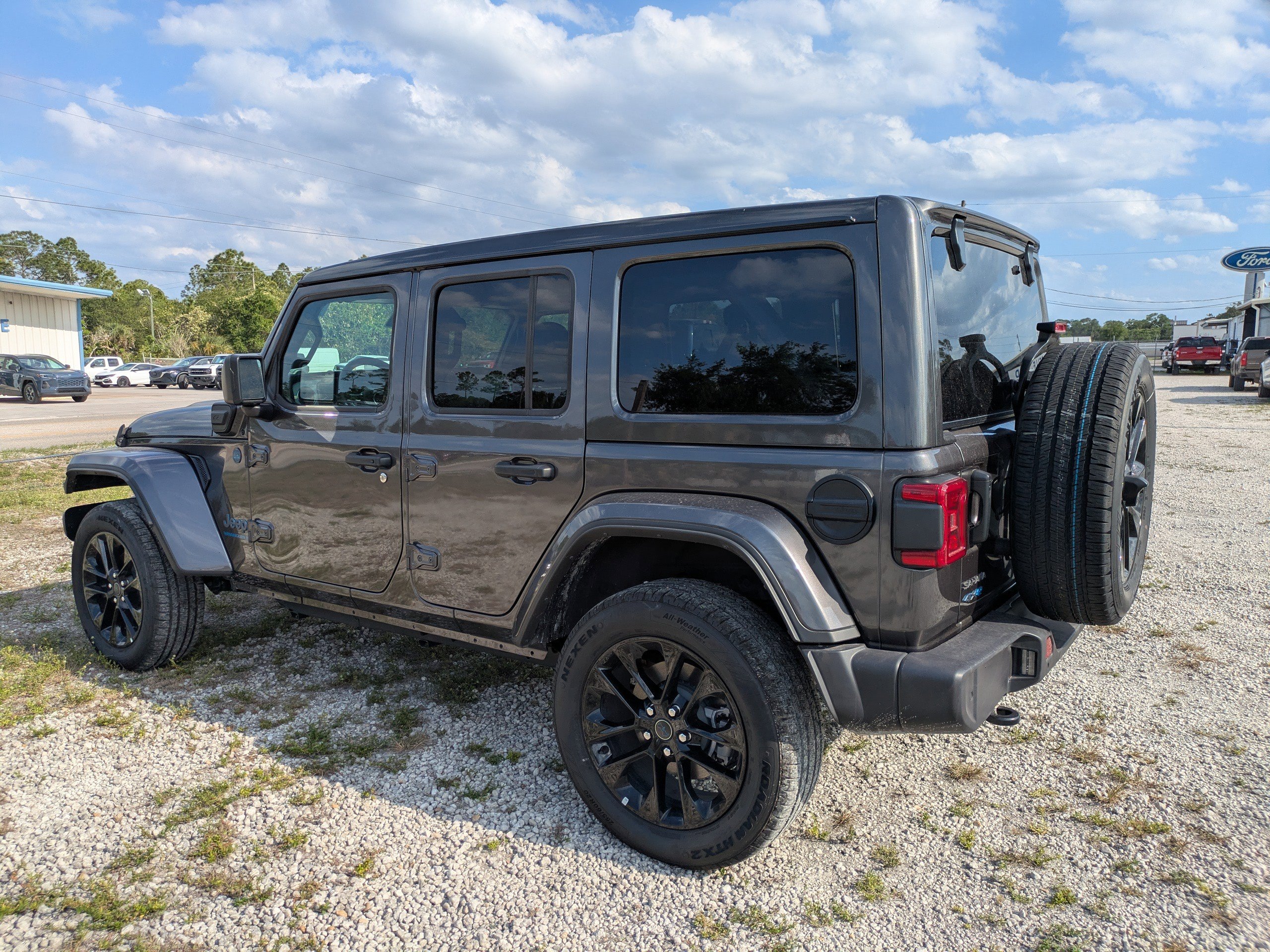 Used 2025 Jeep Wrangler Unlimited Sahara w/ Safety Group AWD/4WD image 6