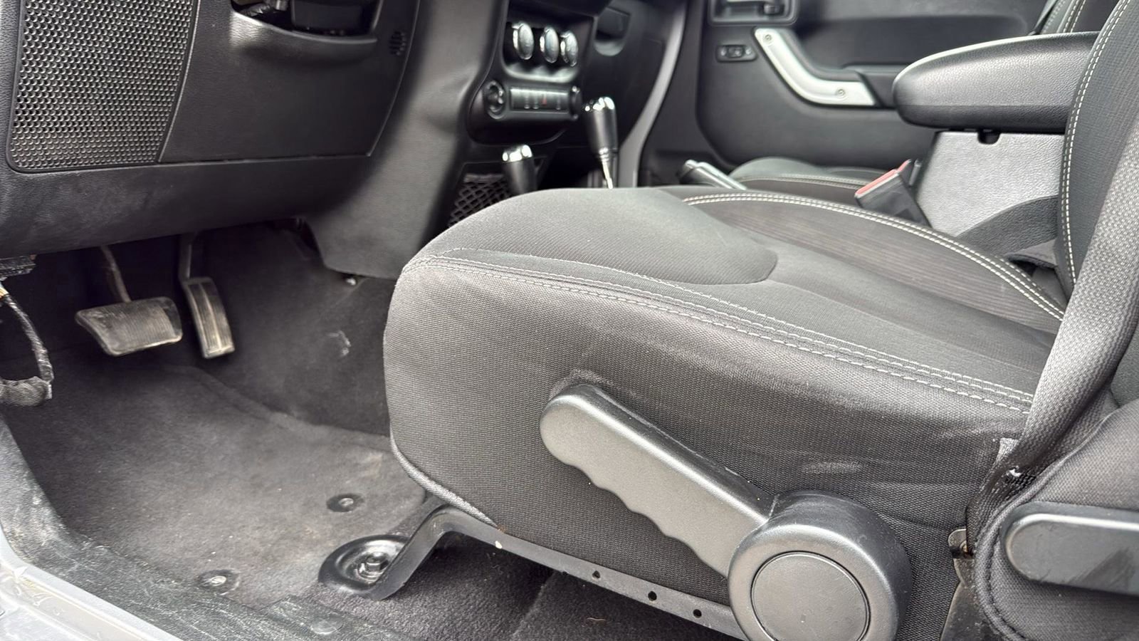 Used 2018 Jeep Wrangler Unlimited Sahara AWD/4WD image 11
