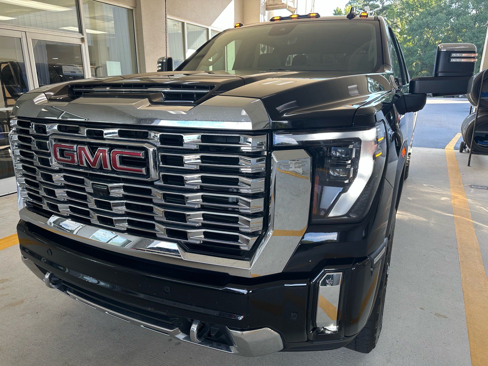 Used 2024 GMC Sierra 2500 Denali w/ Denali Reserve Package AWD/4WD image 1