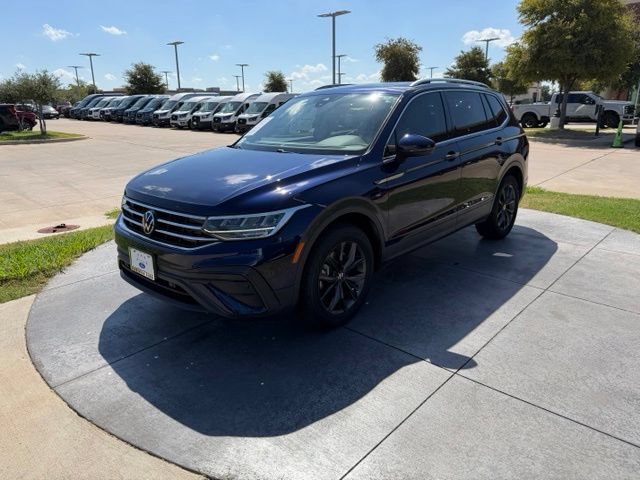 Used 2023 Volkswagen Tiguan SE w/ Panoramic Sunroof Package FWD image 3