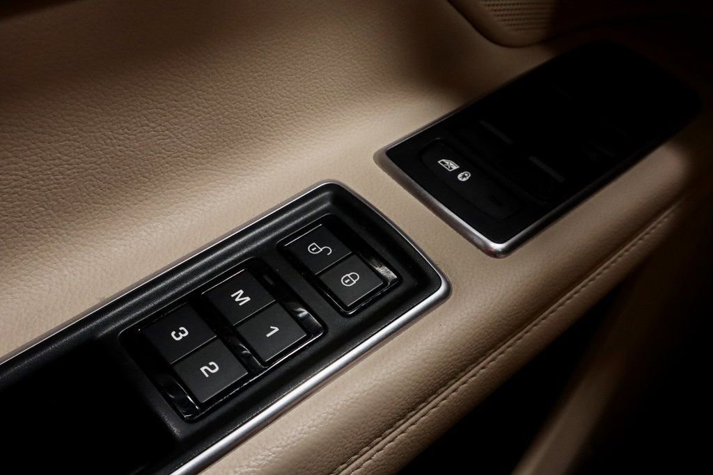Used 2020 Jaguar XF Prestige image 25