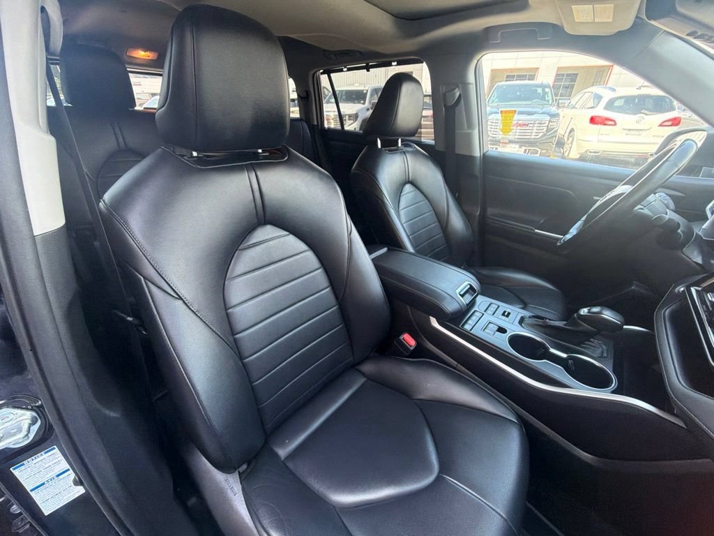 Used 2022 Toyota Highlander XLE AWD/4WD image 41