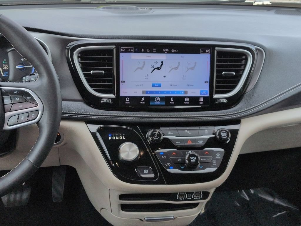 Used 2023 Chrysler Pacifica Touring-L FWD image 17