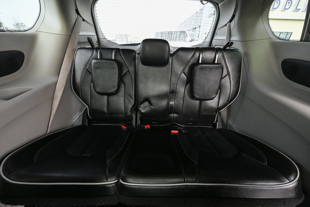 Used 2021 Chrysler Pacifica Limited w/ Uconnect Theater Family Group image 25