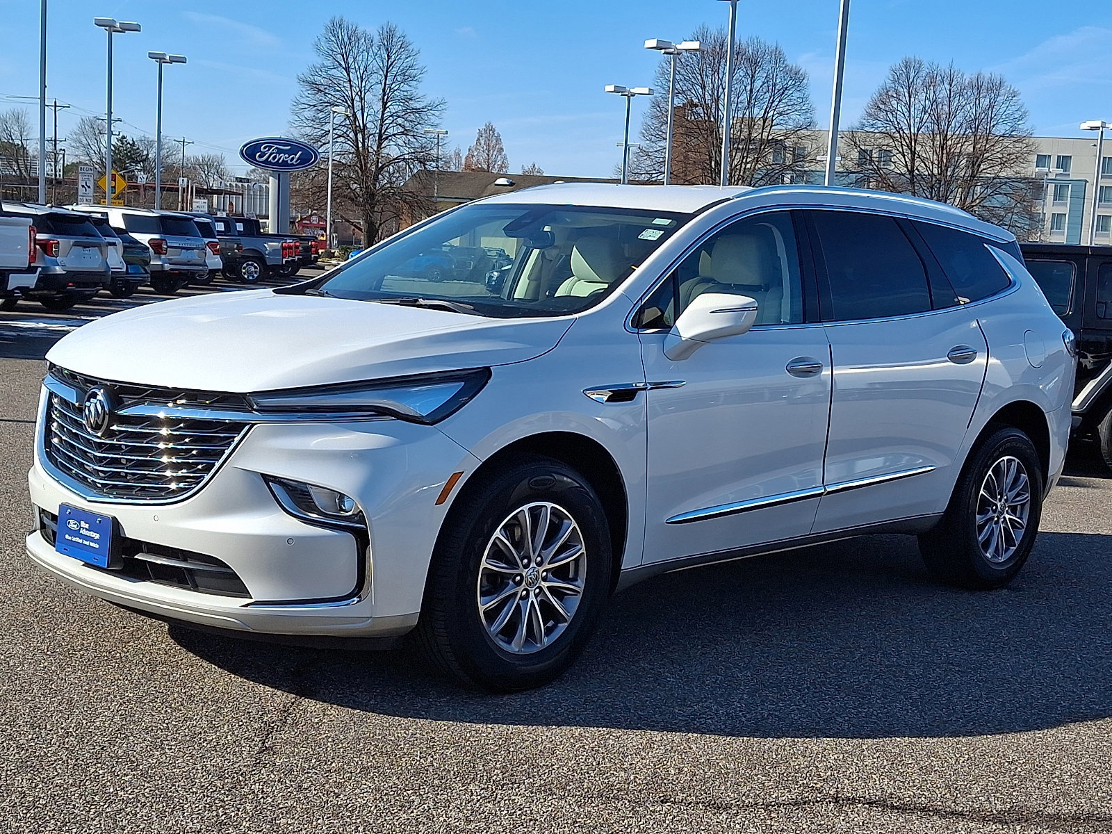Used 2023 Buick Enclave Essence image 2