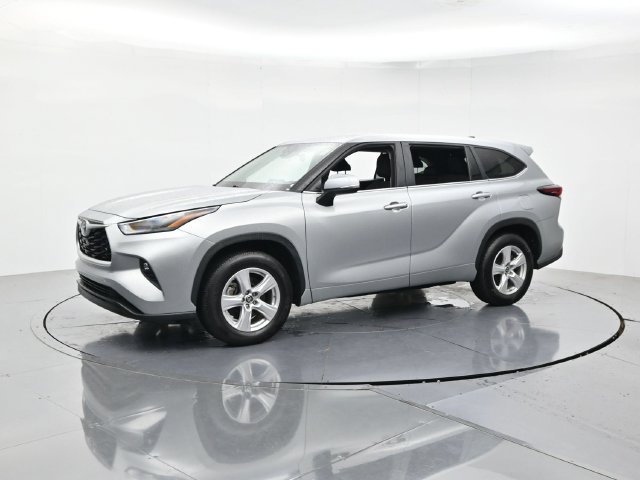 Used 2025 Toyota Highlander LE FWD image 5