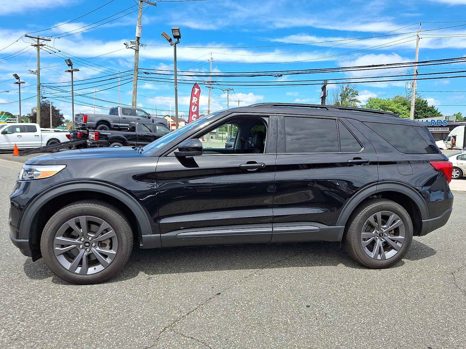 Certified 2023 Ford Explorer XLT w/ Equipment Group 202A AWD/4WD image 7