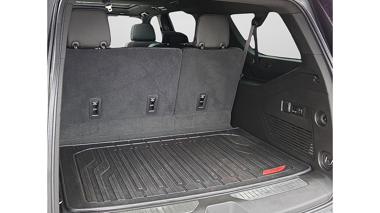 Used 2021 GMC Yukon XL Denali w/ Denali Premium Package image 8