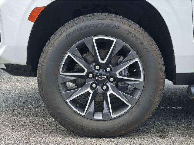 Used 2023 Chevrolet Tahoe Z71 w/ Luxury Package AWD/4WD image 17