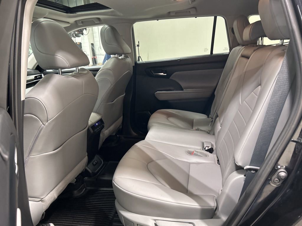 Used 2021 Toyota Highlander XLE AWD/4WD image 28