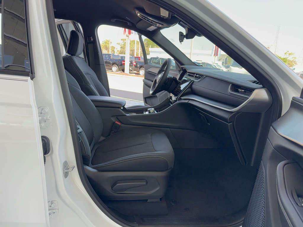 Used 2025 Jeep Grand Cherokee L Laredo image 16