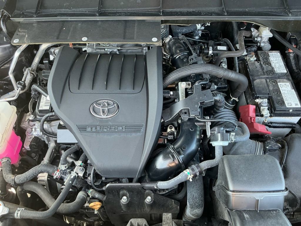 Used 2024 Toyota Highlander LE FWD image 25