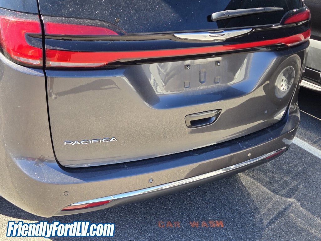 Used 2023 Chrysler Pacifica Touring-L FWD image 4