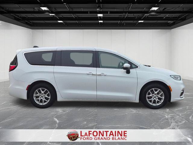 Used 2023 Chrysler Pacifica Touring-L FWD image 6