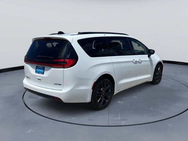 Used 2025 Chrysler Pacifica Limited FWD image 5