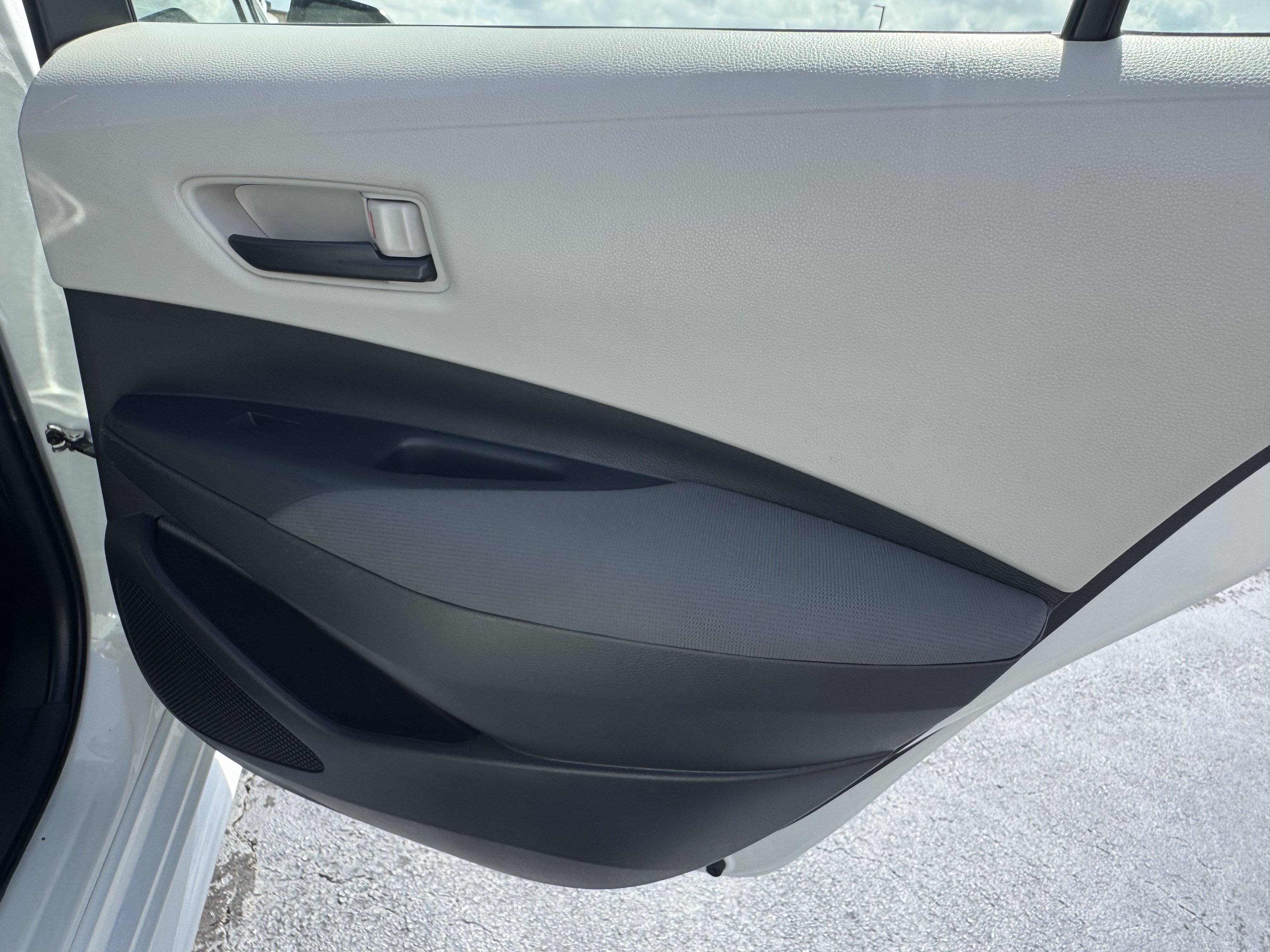 Used 2022 Toyota Corolla LE FWD image 17