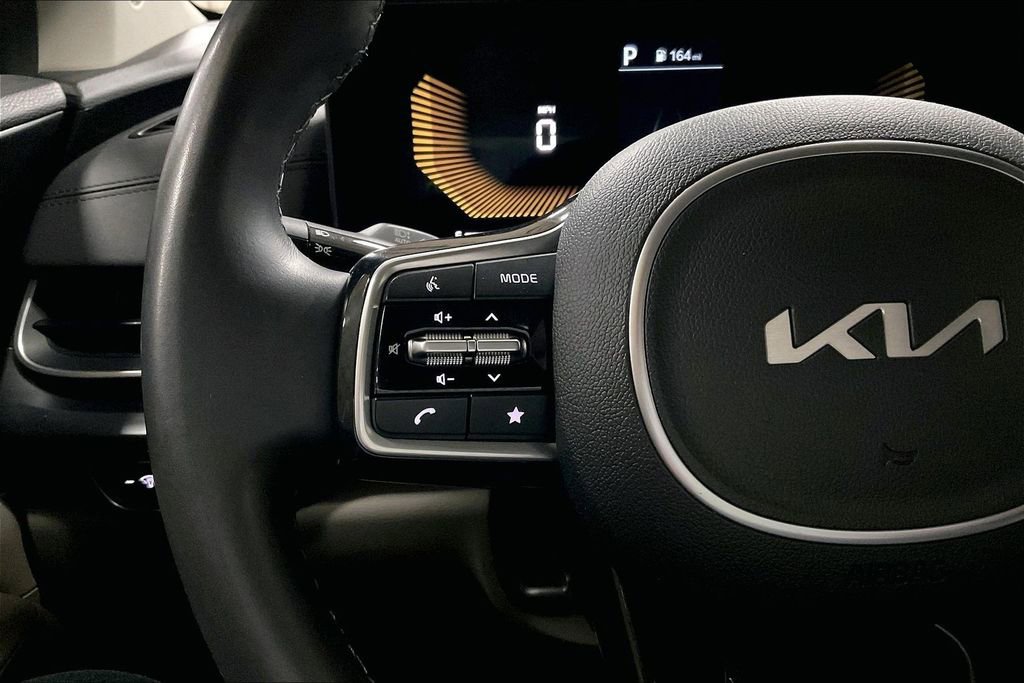 Used 2025 Kia Carnival FWD image 17