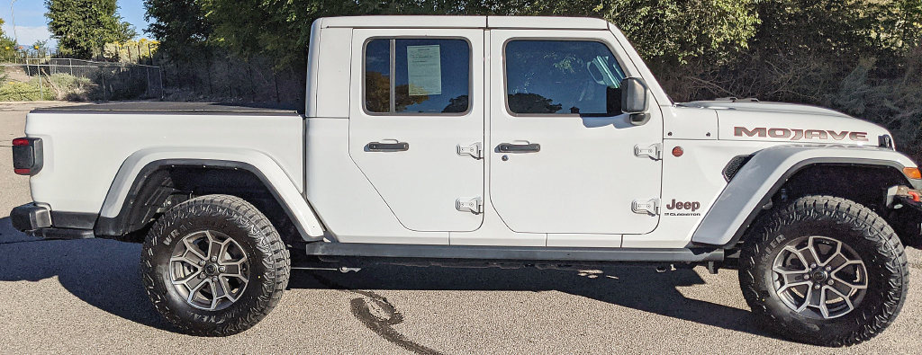 Used 2024 Jeep Gladiator Mojave AWD/4WD image 2