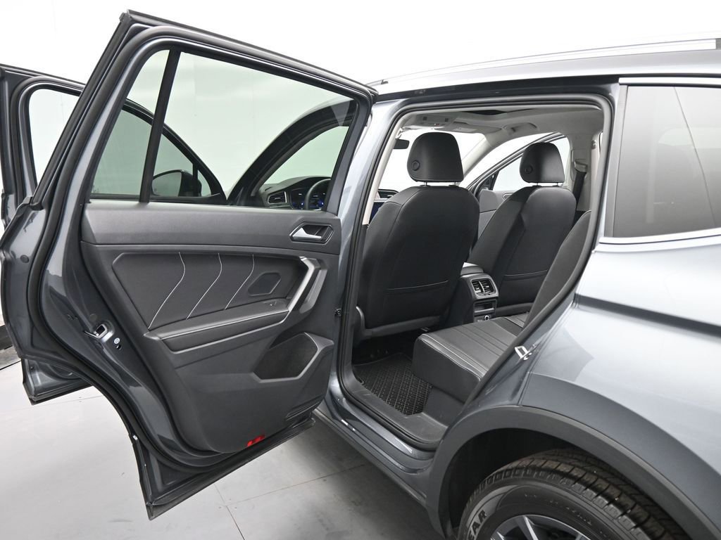 Used 2023 Volkswagen Tiguan SE w/ Panoramic Sunroof Package image 45