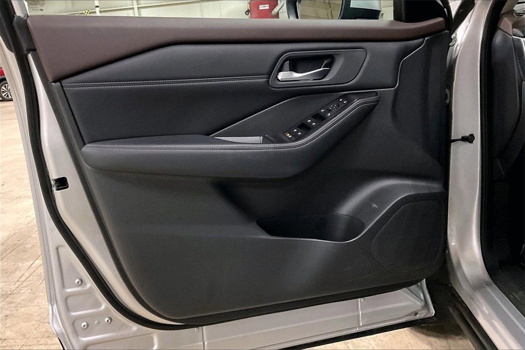 Used 2023 Nissan Rogue SV w/ SV Premium Package image 22