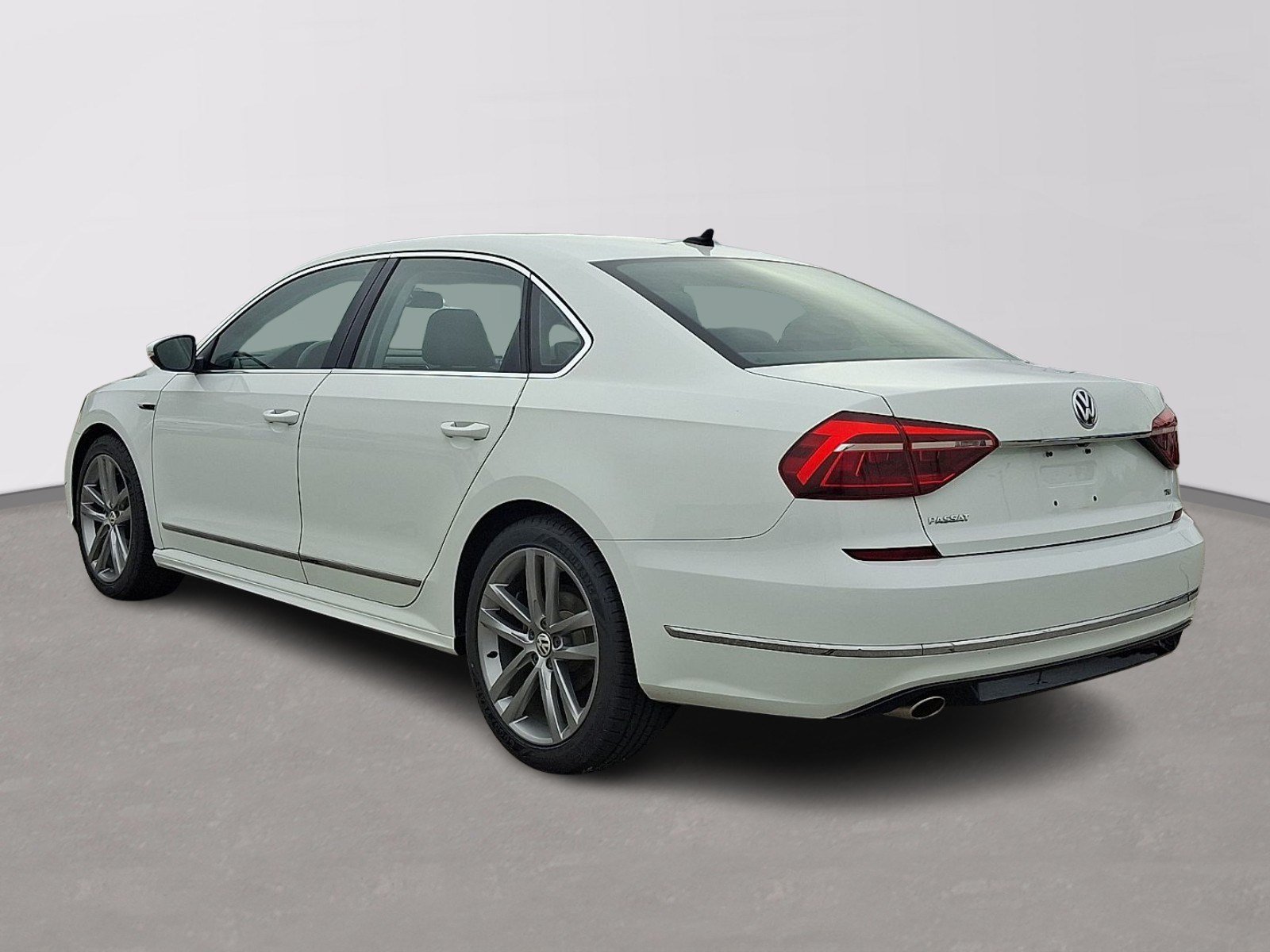 Used 2017 Volkswagen Passat 1.8T R-Line FWD image 4