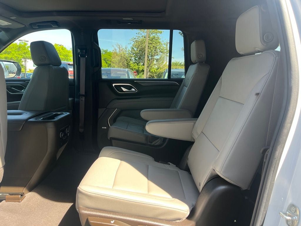 Used 2023 Chevrolet Suburban LT w/ LT Signature Plus Package AWD/4WD image 13