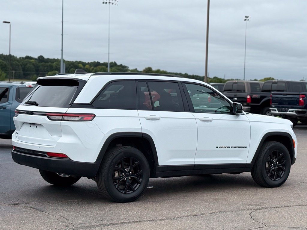 Used 2025 Jeep Grand Cherokee Altitude AWD/4WD image 31