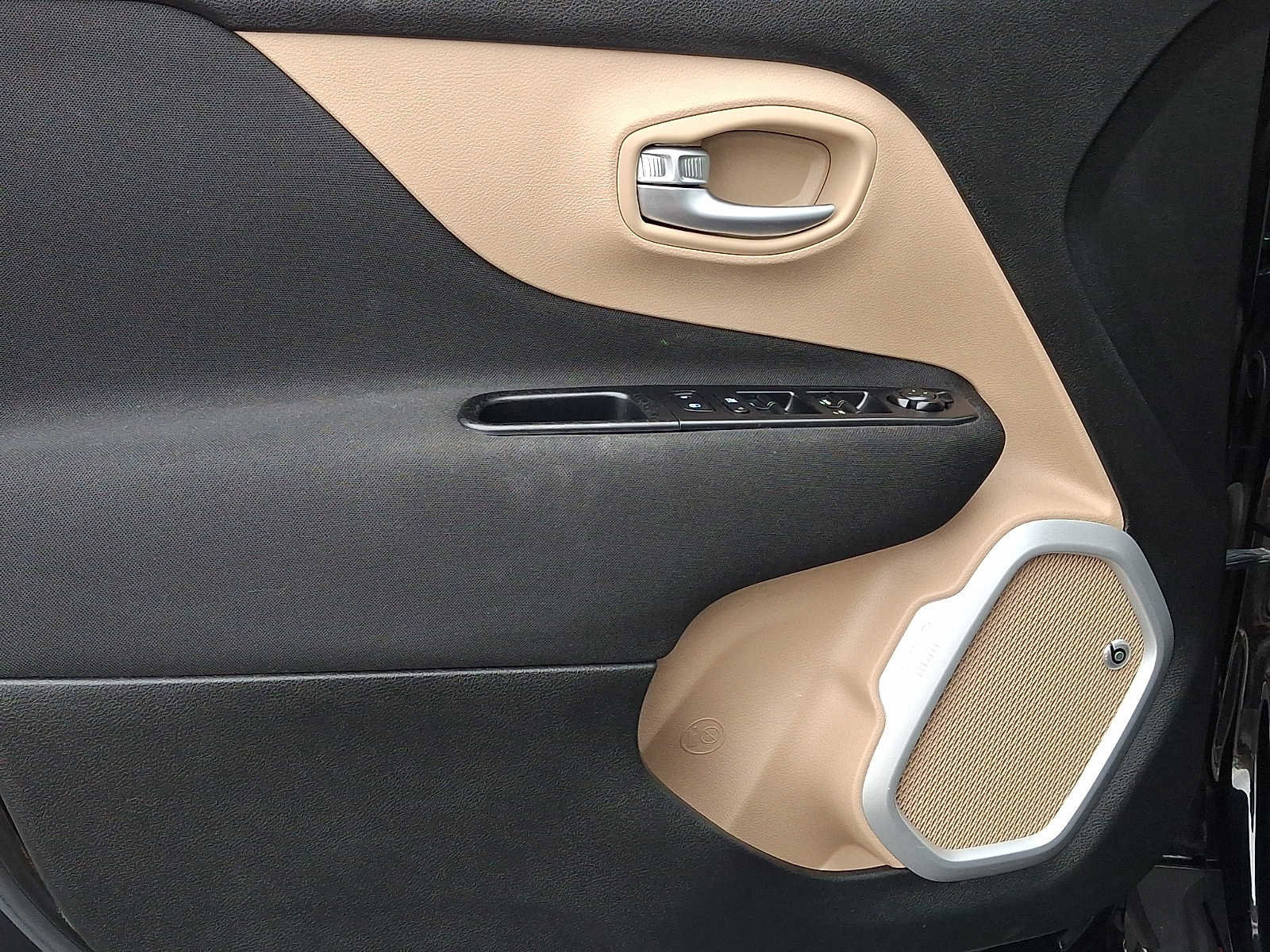 Used 2019 Jeep Renegade Latitude w/ UConnect 8.4 Nav Group image 12