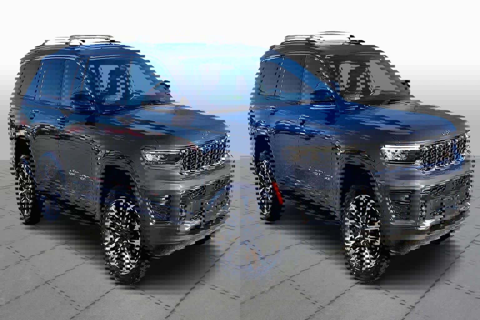 Used 2021 Jeep Grand Cherokee L Overland w/ Luxury Tech Group IV image 3