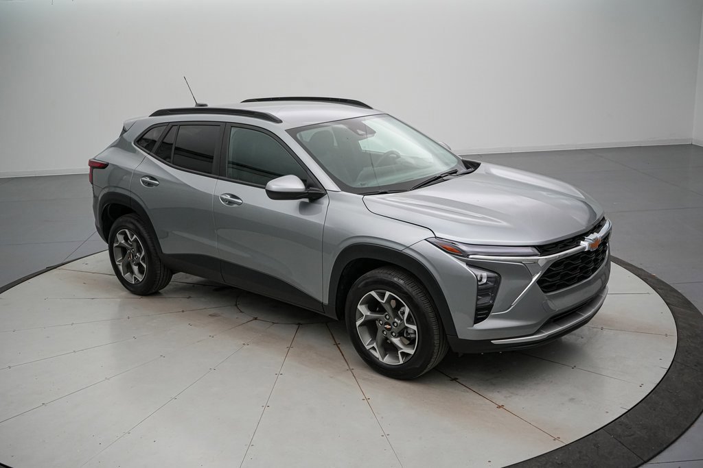 Used 2025 Chevrolet Trax LT w/ LT Convenience Package image 8