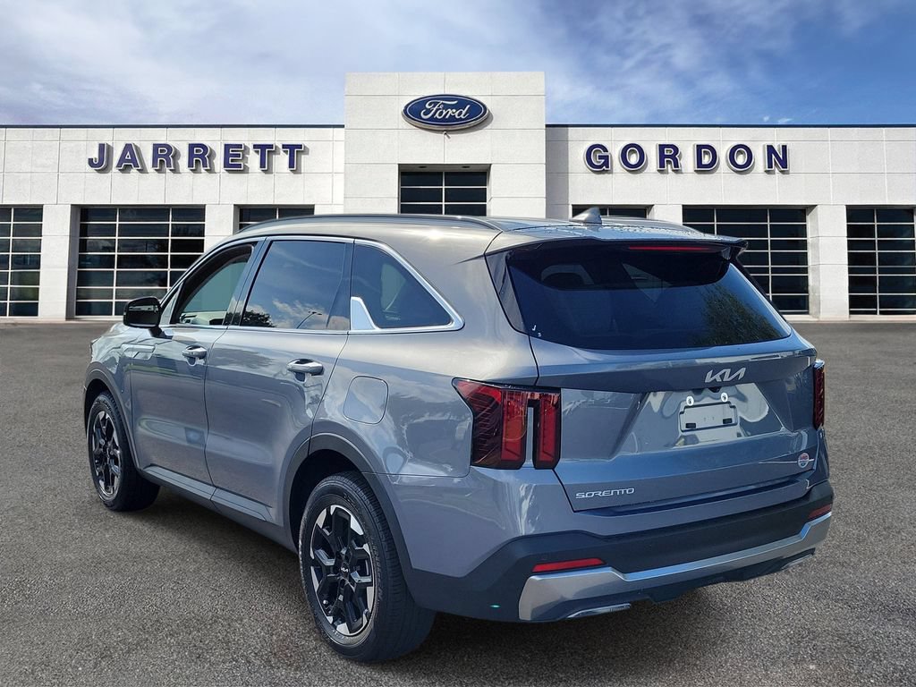 Used 2025 Kia Sorento S FWD image 2