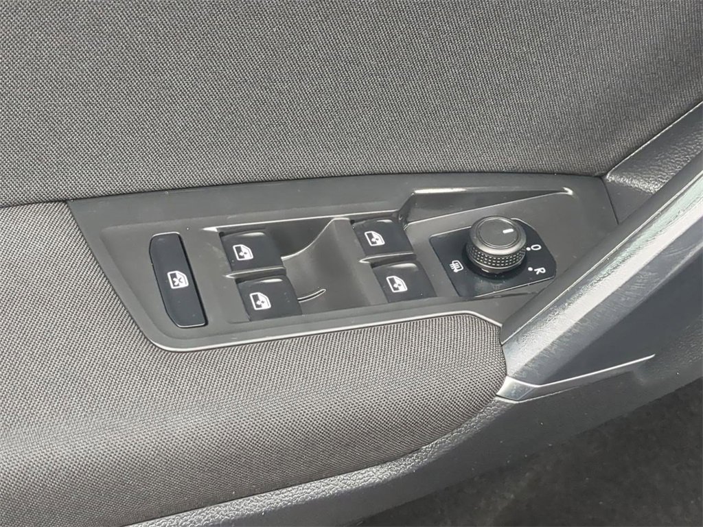 Used 2020 Volkswagen Tiguan S image 9