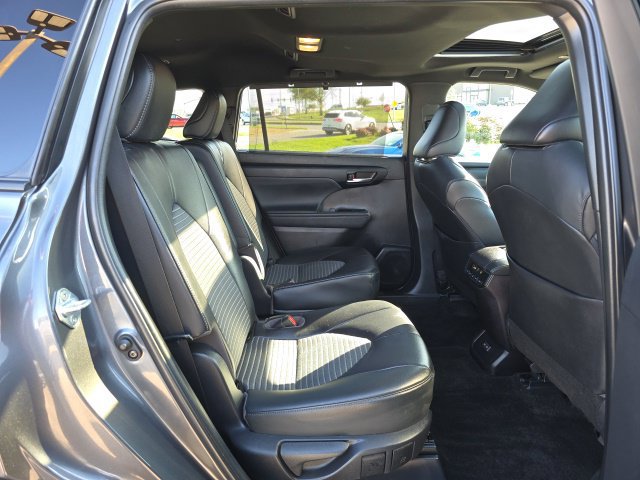 Used 2023 Toyota Highlander XSE FWD image 19