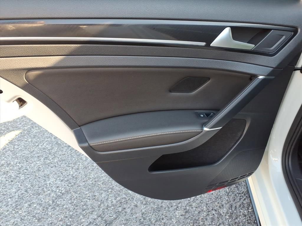 Used 2018 Volkswagen Golf R 4-Door image 15