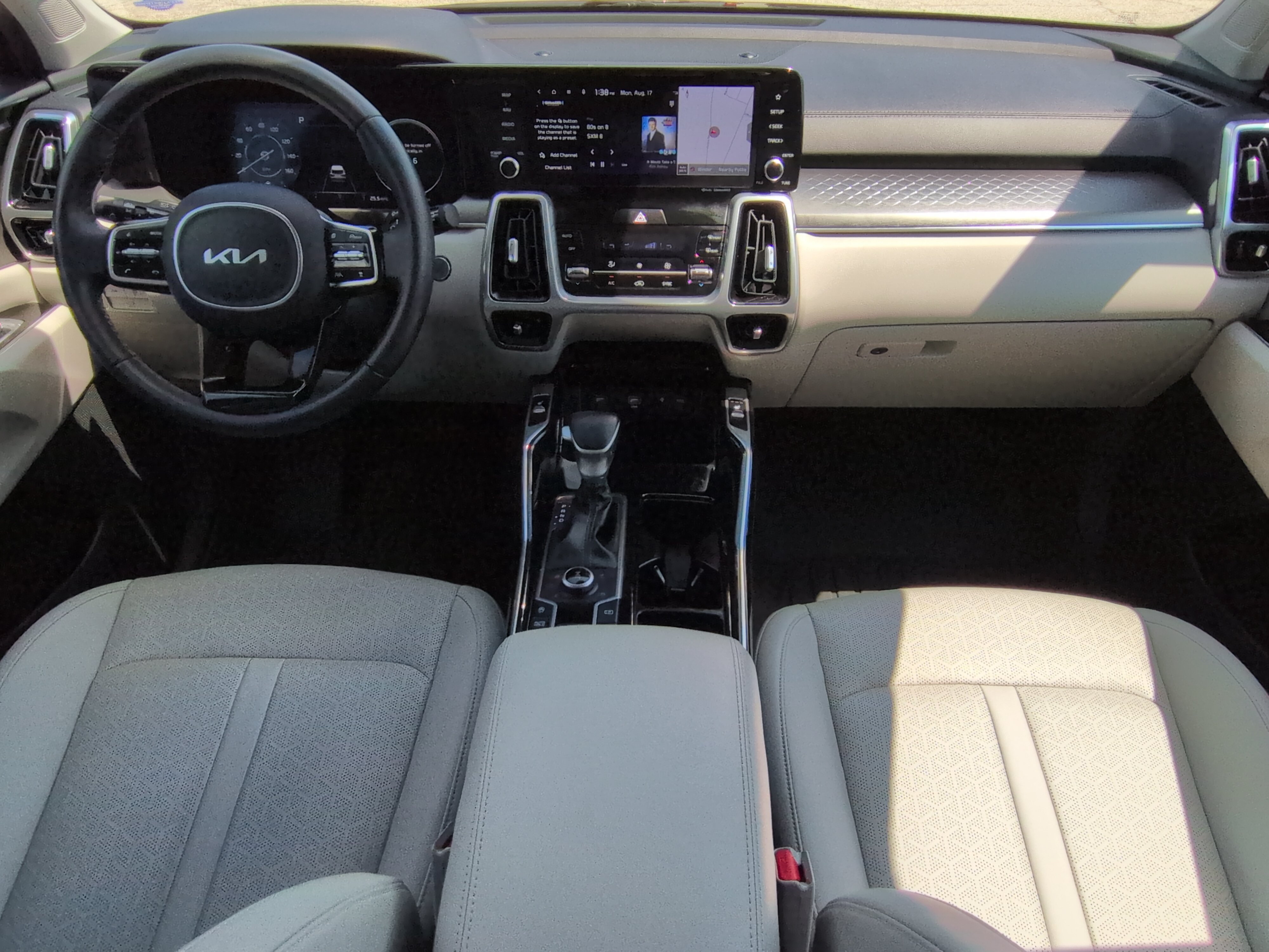 Used 2023 Kia Sorento SX AWD/4WD image 13