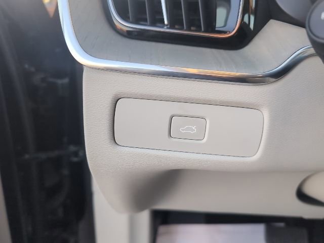 Used 2023 Volvo XC60 B5 Plus image 37